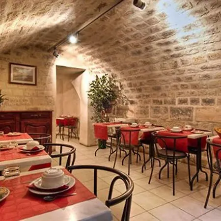 Szálloda French Theory