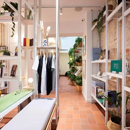 Szálloda French Theory