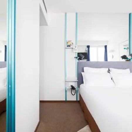 French Theory باريس