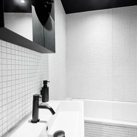 French Theory ホテル 3*