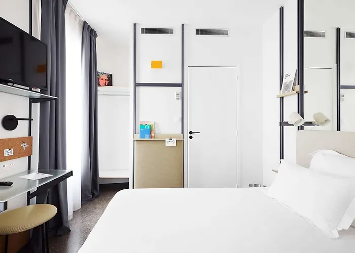 French Theory Hotel 3*